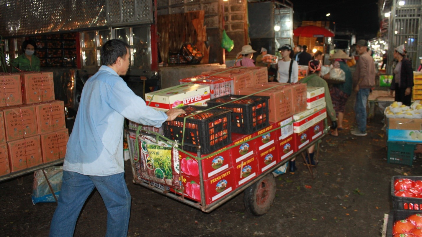 Dù mồ hớt đẫm áo nhưng những người cửu vạn vẫn tất bật, nhiệt huyết với công việc.