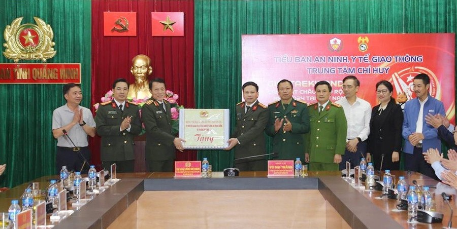 Bộ trưởng Lương Tam Quang tặng quà động viên Trung tâm chỉ huy Tiểu ban An ninh, y tế, giao thông Giải Taekwondo Cảnh sát châu Á mở rộng.