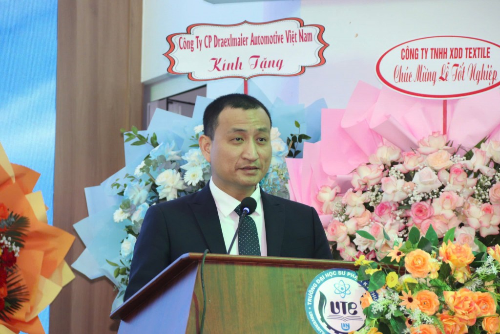 PGS.TS Nguyễn Lê Hùng, Hiệu trưởng trường Đại học Sư phạm Kỹ thuật - Đại học Đà Nẵng phát biểu tại buổi lễ (Ảnh Đ.Minh)