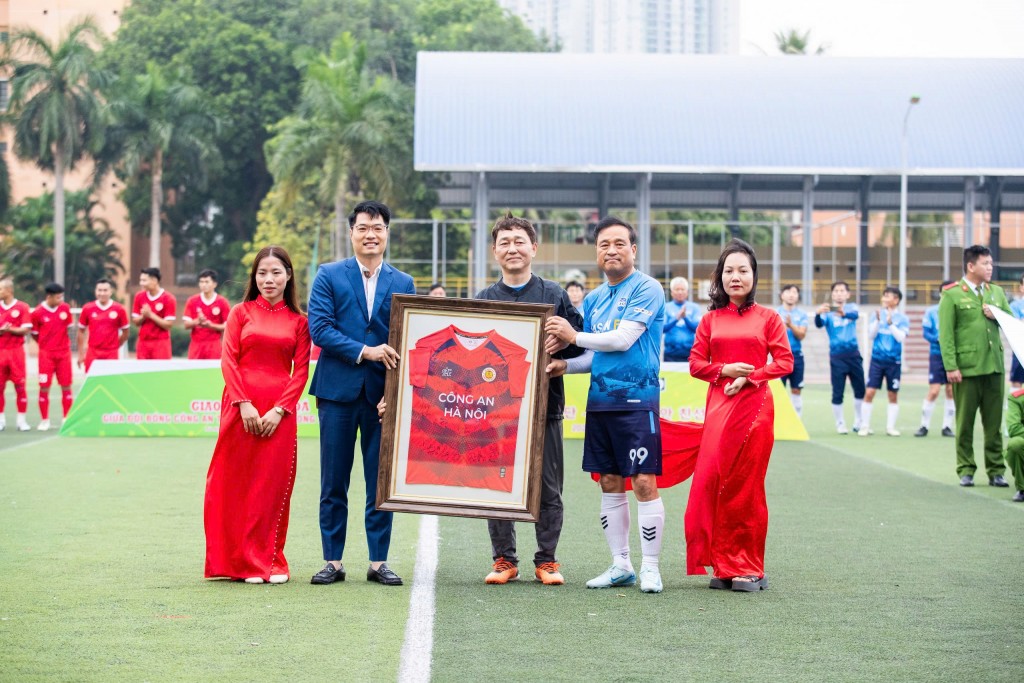 Đại diện Công an Hà Nội trao quà lưu niệm Đại diện Công an Hà Nội trao quà lưu niệm