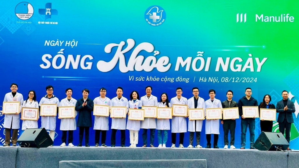 Trung ương Hội Thầy thuốc trẻ Việt Nam và Hội Thầy thuốc trẻ thành phố Hà Nội trao Bằng khen tuyên dương cá nhân, tập thể y tế xuất sắc của Thủ đô.