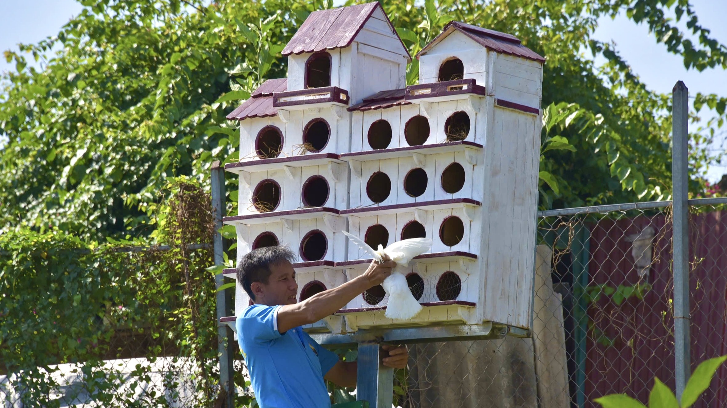 Quanh bến hoa có 4 chuồng chim bồ câu, biểu tượng hoà bình của thủ đô Hà Nội