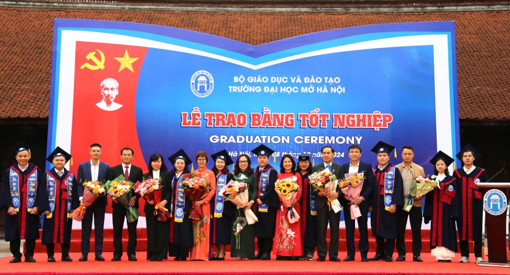 Đại diện người học tặng hoa tri ân tập thể sư phạm nhà trường