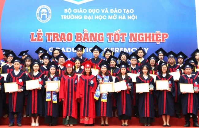 Hơn 600 tân thạc sĩ, cử nhân được trao bằng tốt nghiệp