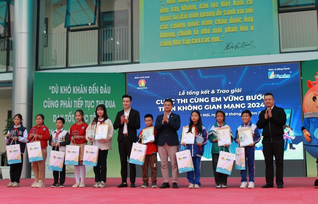 Cùng em vững bước trên không gian mạng năm 2024