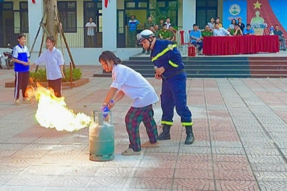 Học sinh được thực hành chữa cháy 