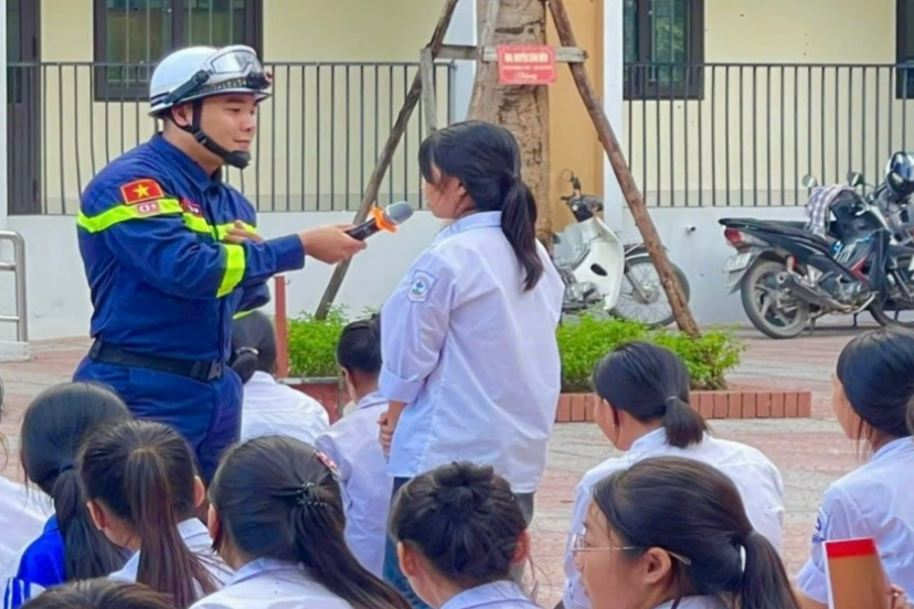 Học sinh giao lưu, trả lời câu hỏi của báo cáo viên 