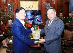 Lãnh đạo TP Hà Nội thăm, tặng quà cán bộ Quân đội nghỉ hưu