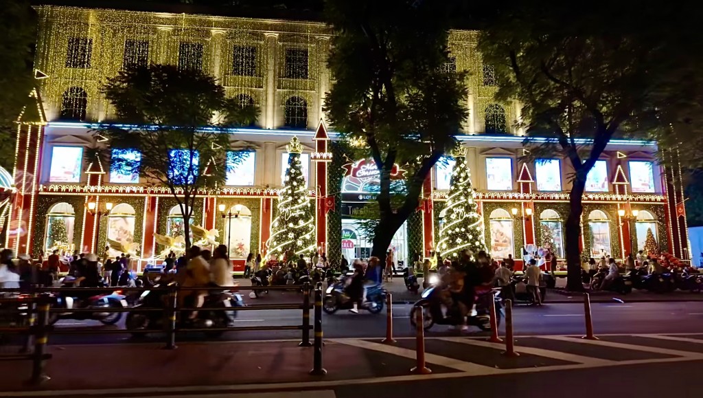 Gần đó, trung tâm thương mại Diamond Plaza cũng được trang hoàng giáng Gần đó, trung tâm thương mại Diamond Plaza cũng được trang hoàng giáng