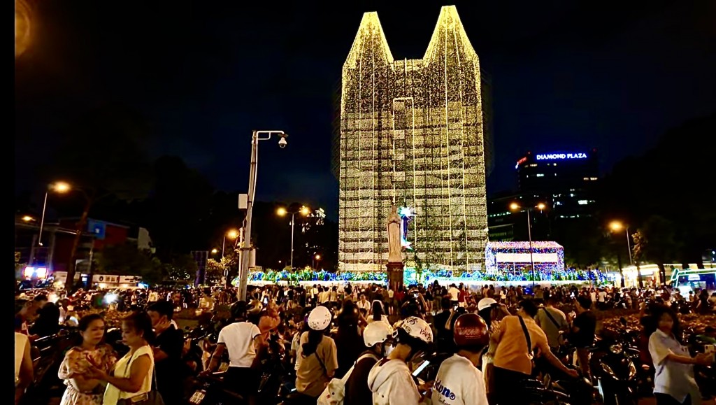 Vào những ngày này, rất đông người dân thành phố đã tìm đến đây để tham quan, vui chơi và săn ảnh đẹp Vào những ngày này, rất đông người dân thành phố đã tìm đến đây để tham quan, vui chơi và săn ảnh đẹp