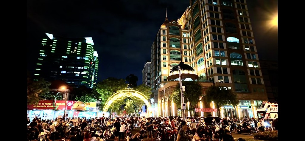 Hoà cùng không khí Giáng sinh, không chỉ riêng Nhà thờ Đức Bà, những toà cao ốc khu vực xung quanh cũng lên đèn sáng rực Hoà cùng không khí Giáng sinh, không chỉ riêng Nhà thờ Đức Bà, những toà cao ốc khu vực xung quanh cũng lên đèn sáng rực
