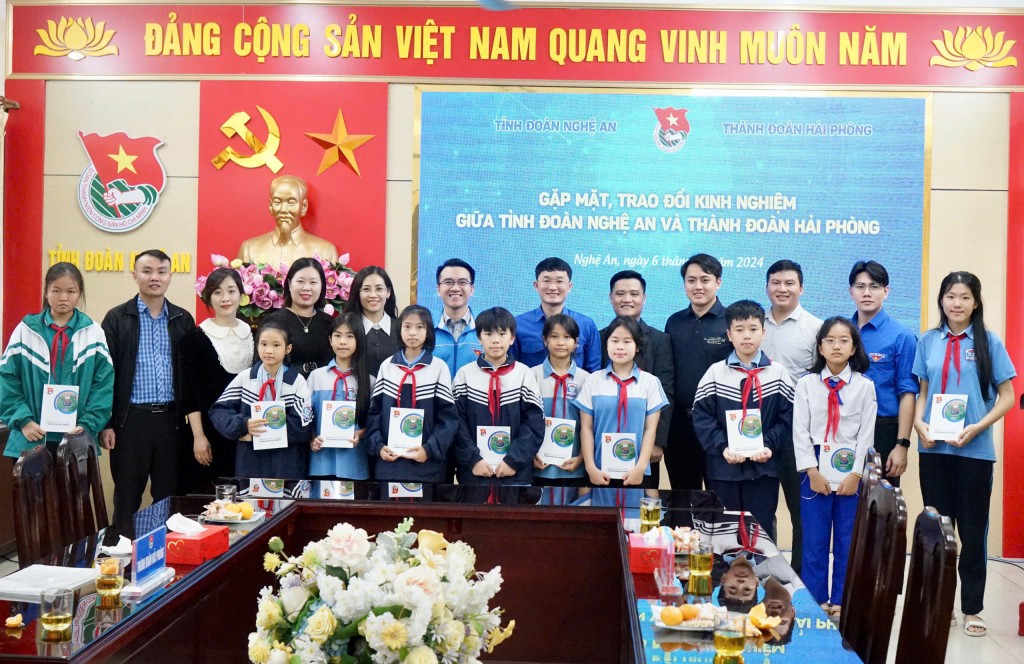 Tuổi trẻ thành phố Cảng trao 2,8 tỷ đồng trong hành trình “Về nguồn”