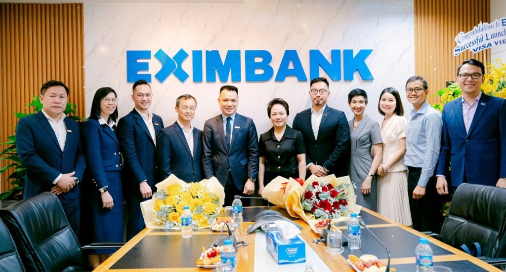  Đại diện Ban lãnh đạo Eximbank và Visa chụp hình lưu niệm.