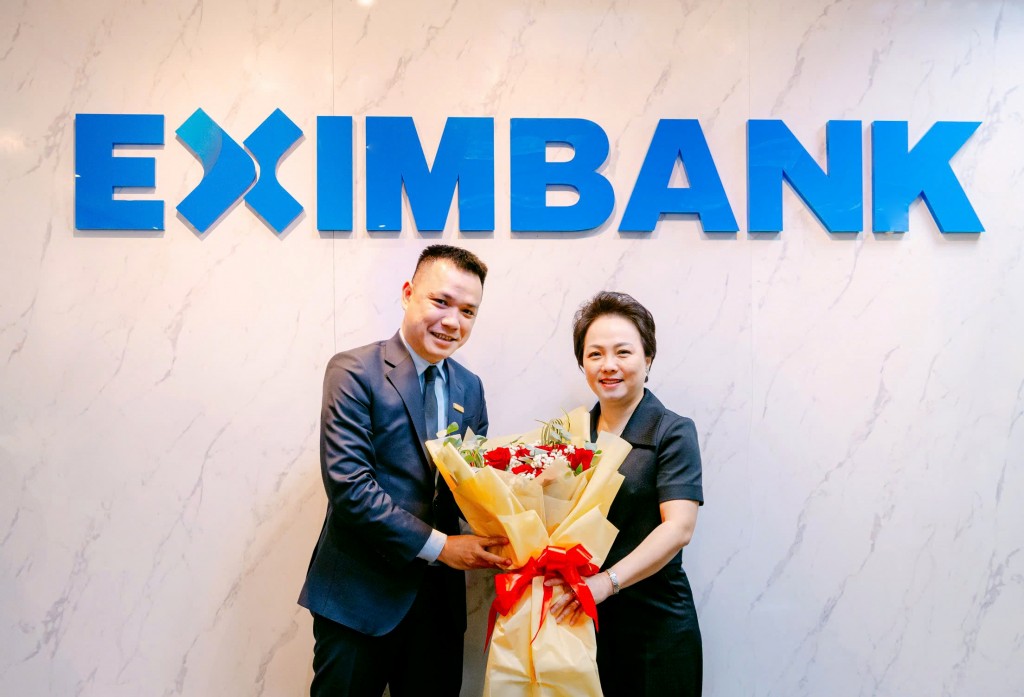 Ông Nguyễn Cảnh Anh, Chủ tịch Hội đồng Quản trị Eximbank chụp hình lưu niệm cùng bà Đặng Tuyết Dung, Giám đốc Visa Việt Nam và Lào.