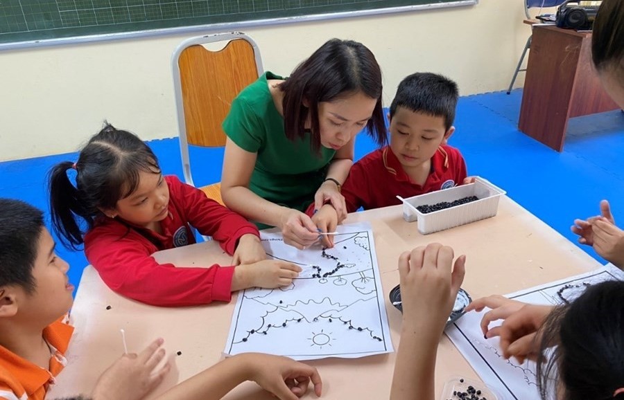 Người mẹ thứ hai giúp học sinh thiệt thòi tự tin hòa nhập