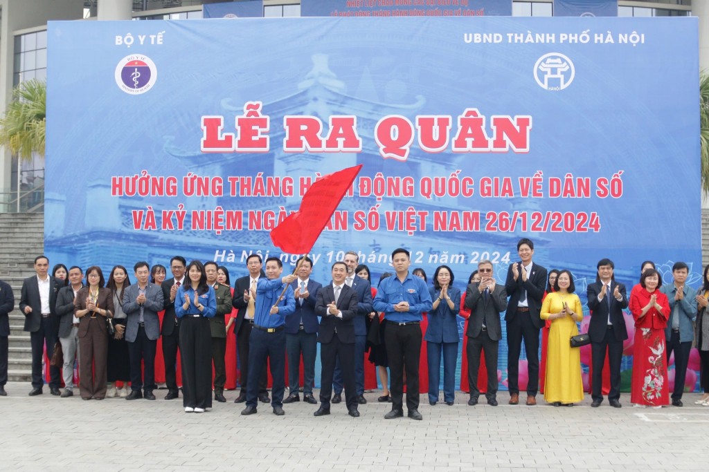 Thứ trưởng Trần Văn Thuấn, Thứ trưởng Bộ Y tế trao Lệnh xuất quân cho Đoàn thanh niên huyện Đông Anh (Hà Nội).
