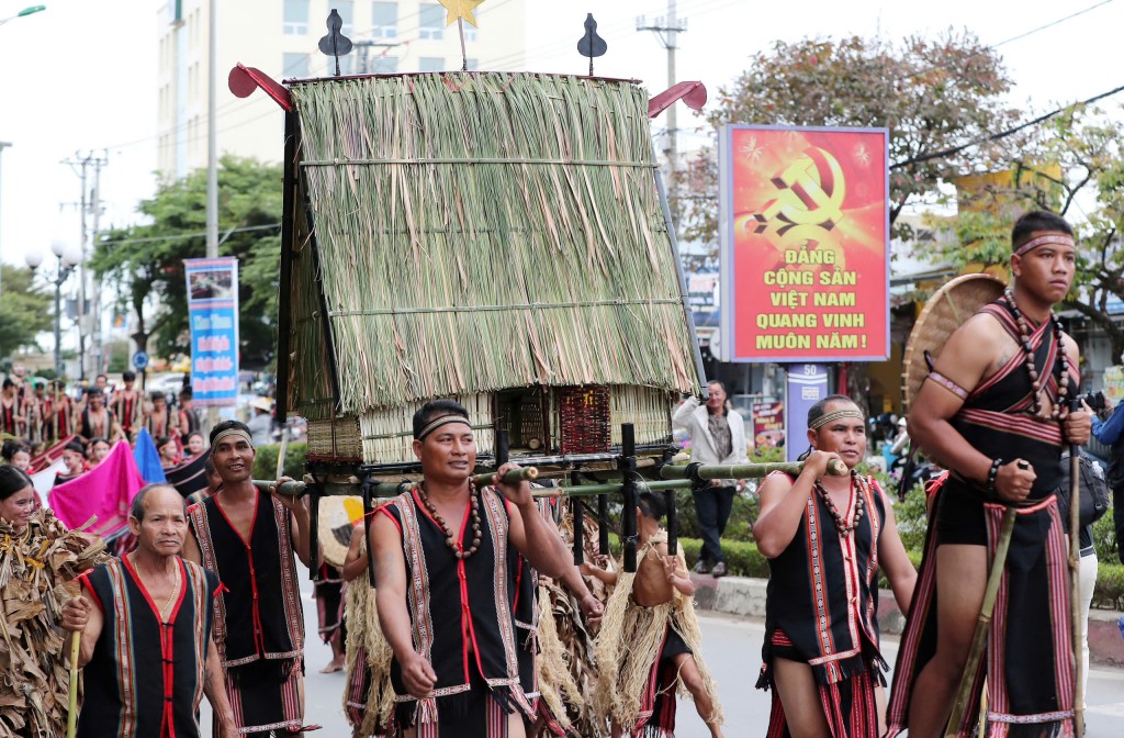 Kon Tum: Hơn 1.000 nghệ nhân trình diễn lễ hội đường phố