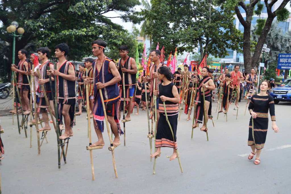 Kon Tum: Hơn 1.000 nghệ nhân trình diễn lễ hội đường phố