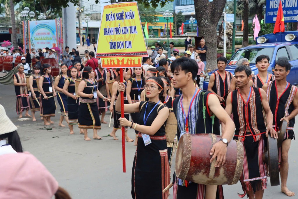 Kon Tum: Hơn 1.000 nghệ nhân trình diễn lễ hội đường phố