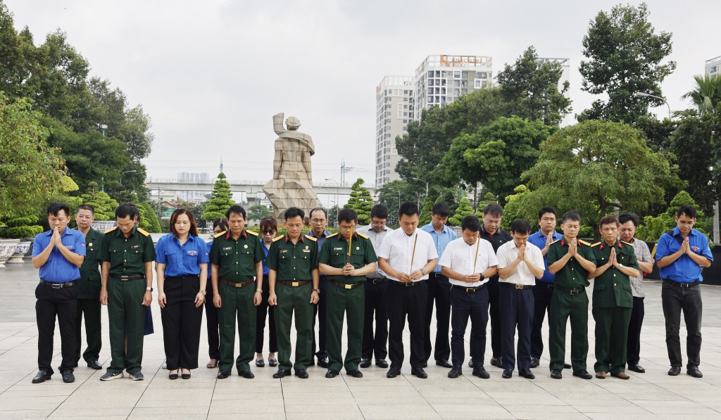 Đồng chí Nguyễn Xuân Hòa – Bí thư Đảng ủy, Chủ tịch HĐQT cùng tập thể BLĐ,  các tổ chức Đoàn thể dâng hương tại Nghĩa trang Liệt sỹ Tp. HCM