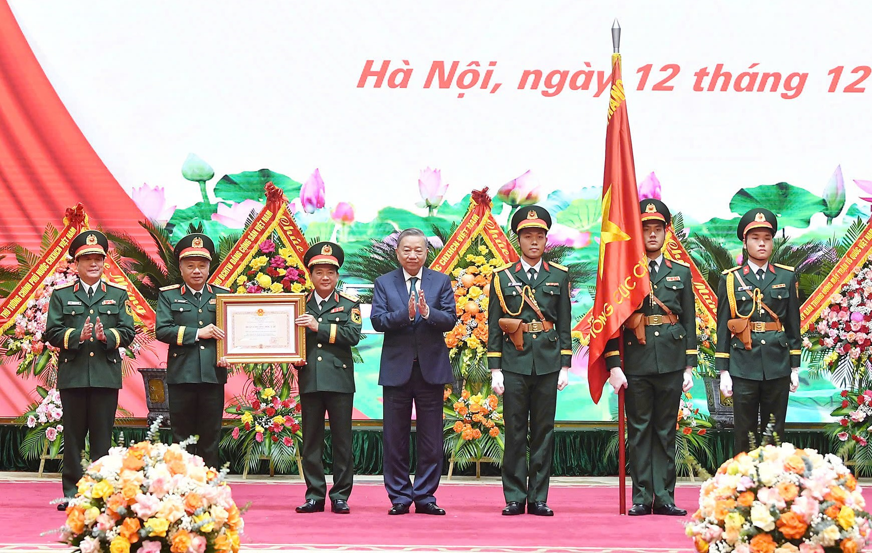 Tổng Bí thư Tô Lâm trao tặng Huân chương Độc lập hạng Nhất cho Tổng Cục Chính trị Quân đội nhân dân Việt Nam. Ảnh: Thống Nhất - TTXVN