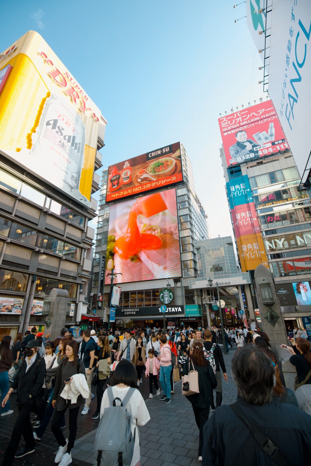 Hình ảnh tương ớt Chin-su xuất hiện trên các billboard quảng cáo khổng lồ tại Hàn Quốc và Nhật Bản từng gây “xôn xao”.