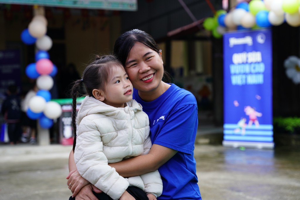 Ngoài các sản phẩm dinh dưỡng, những món đồ ủ ấm như áo, mũ len, găng tay… cũng đến với các em đúng lúc. Niềm vui của trẻ khi mặc áo mới cũng là niềm vui của người lớn khi thấy nụ cười trên môi các em. 