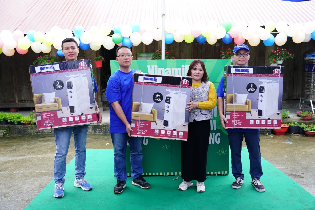 Điểm trường xa nhất cách trung tâm xã hơn 20km, không thể di chuyển bằng xe máy, các cô giáo phải lội bộ gần 5 giờ để đến lớp. Điều kiện rất khó khăn. Trao tặng những chiếc máy sưởi cho nhà trường, ông Hồ Tuấn Nam – Giám đốc Trang trại Vinamilk Tuyên Quang - chia sẻ: “Hy vọng những chiếc áo ấm và máy sưởi này sẽ giúp cô và trò có những giờ học, giờ chơi ấm áp hơn giữa mùa đông. Mong các cô giữ sức khỏe để tiếp tục dạy dỗ, chăm sóc các con”. 