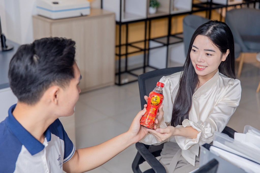 Được chiết xuất từ 9 loại thảo mộc tự nhiên, Trà Dr Thanh là thức uống được hàng triệu người yêu thích nhờ khả năng thanh lọc, làm mát cơ thể mỗi ngày