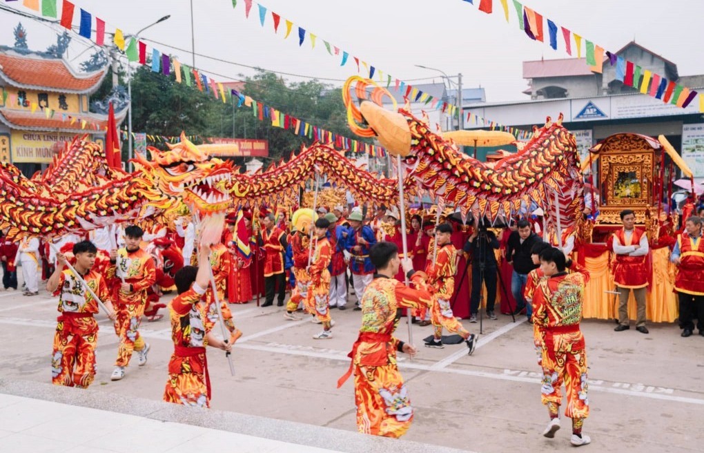 Những chàng trai thôn Lam Sơn múa lân sư rồng bằng cả đam mê