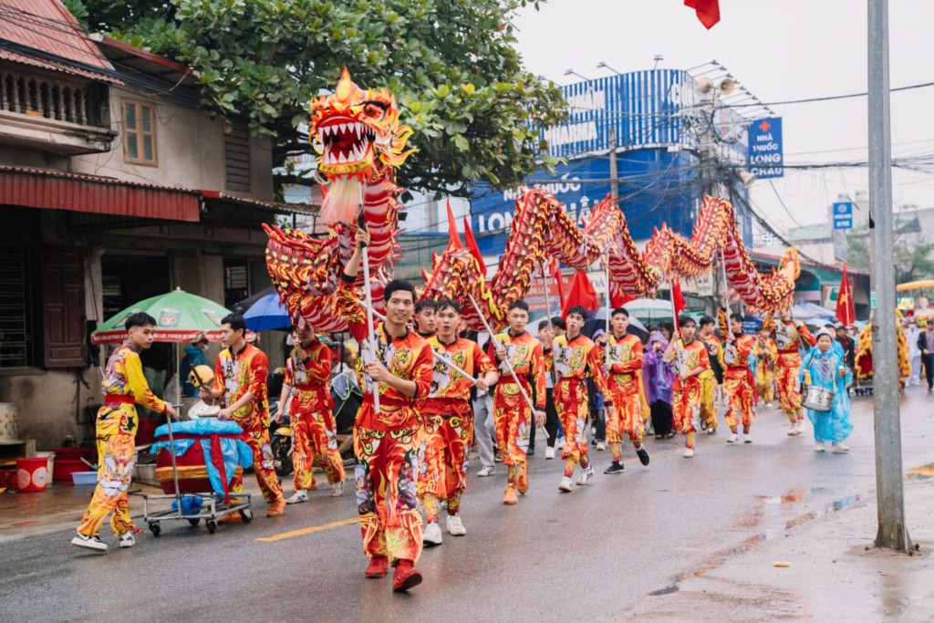 Những chàng trai thôn Lam Sơn múa lân sư rồng bằng cả đam mê