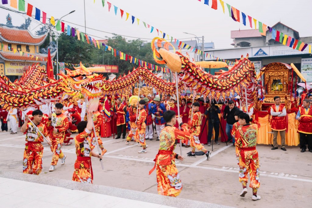 Những chàng trai thôn Lam Sơn múa lân sư rồng bằng cả đam mê