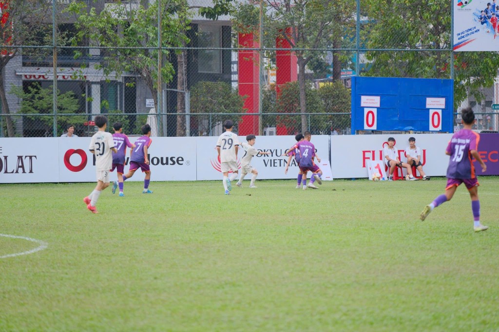 Hai đội U13 Becamex Bình Dương và U13 Kawasaki Frontale thi đấu sôi nổi ngay sau Lễ Khai mạc giải