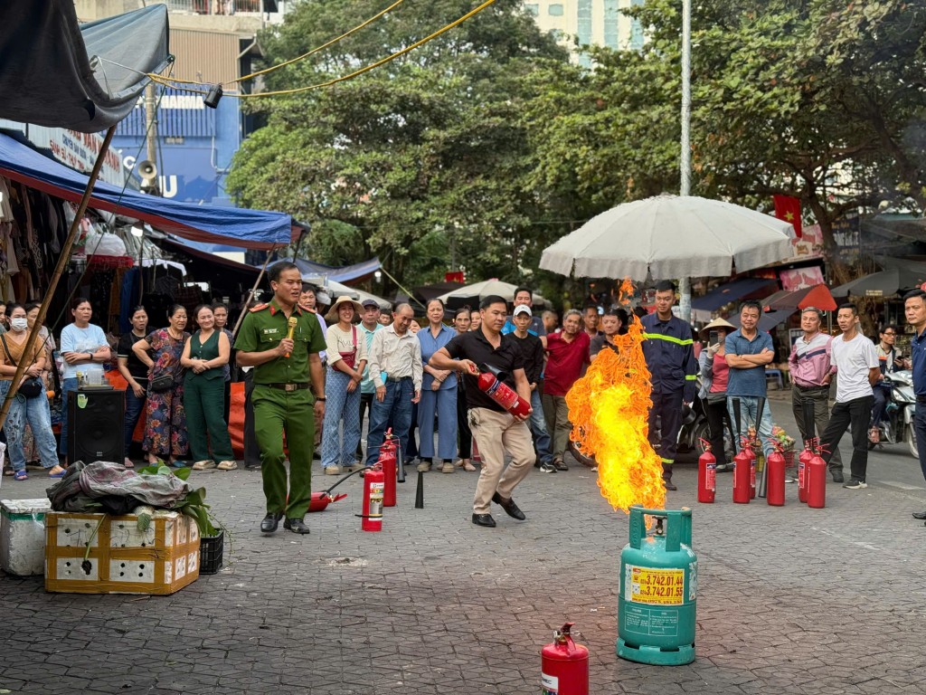 Giảng viên Trường Đại học Phòng cháy Chữa cháy hướng dẫn cho người dân dập lửa bằng bình chữa cháy.