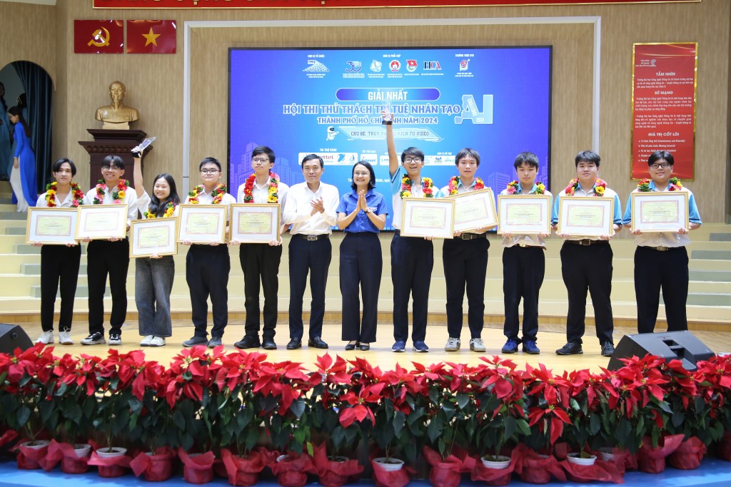 Đại học Quốc gia TP Hồ Chí Minh đạt 2 giải Nhất AI Challenge