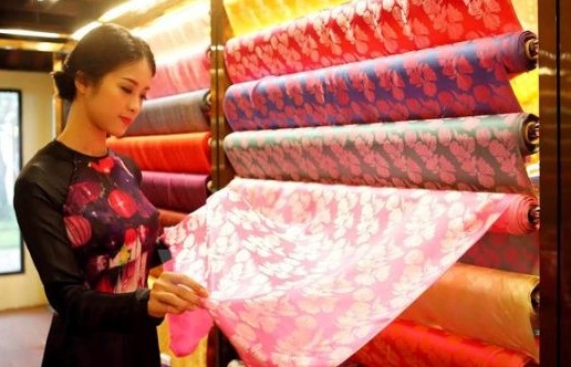 Dịp cuối năm, hàng ngàn du khách đến làng nghề “người đẹp vì lụa”