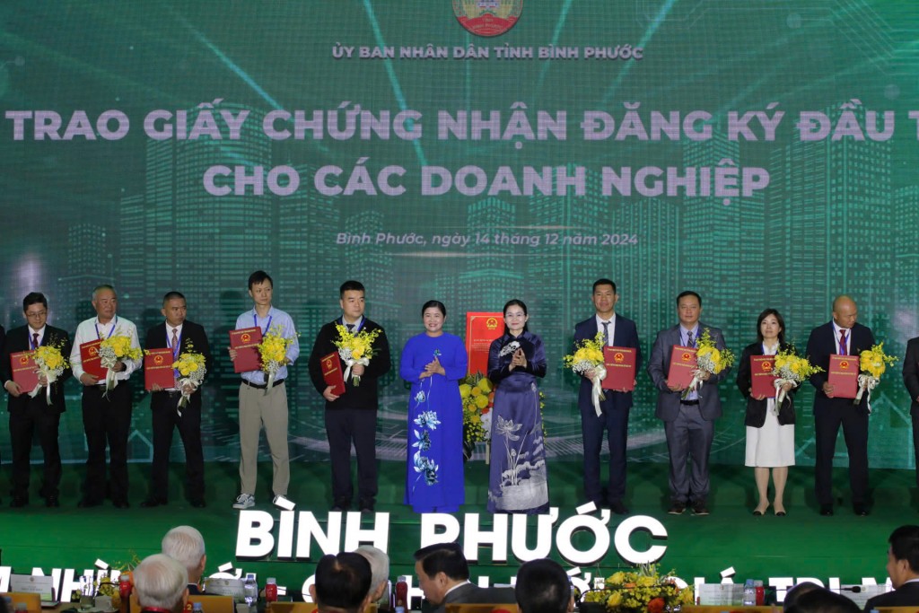 Bí thư Tỉnh ủy Tôn Ngọc Hạnh và Chủ tịch UBND tỉnh Trần Tuệ Hiền trao chủ trương đầu tư, giấy chứng nhận đăng ký đầu tư và tặng hoa chúc mừng các nhà đầu tư