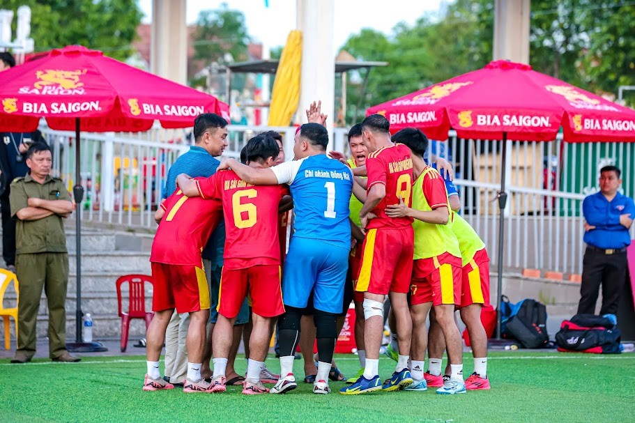 Các cầu thủ ăn mừng chiến thắng Các cầu thủ ăn mừng chiến thắng