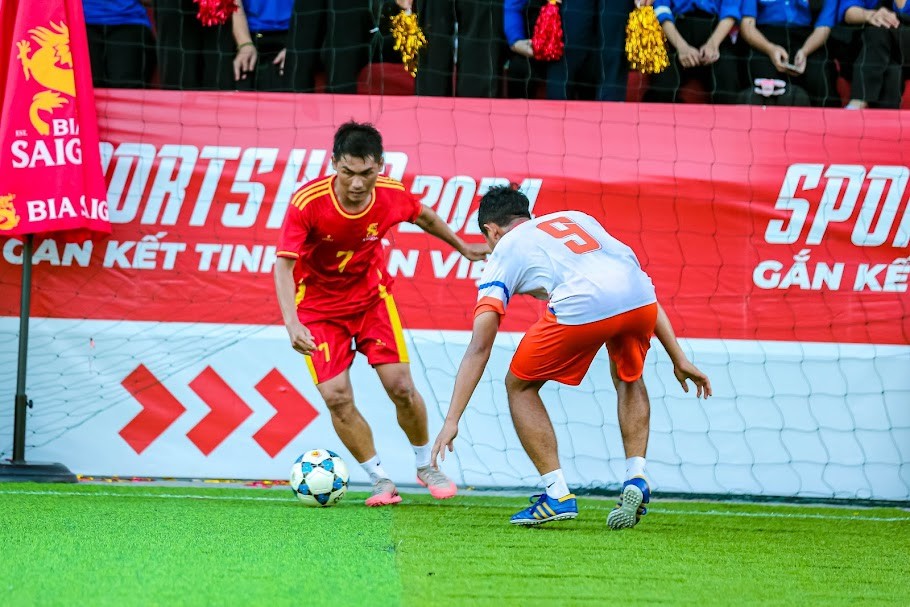 Các cầu thủ thi đấu quyết liệt trên sân Các cầu thủ thi đấu quyết liệt trên sân