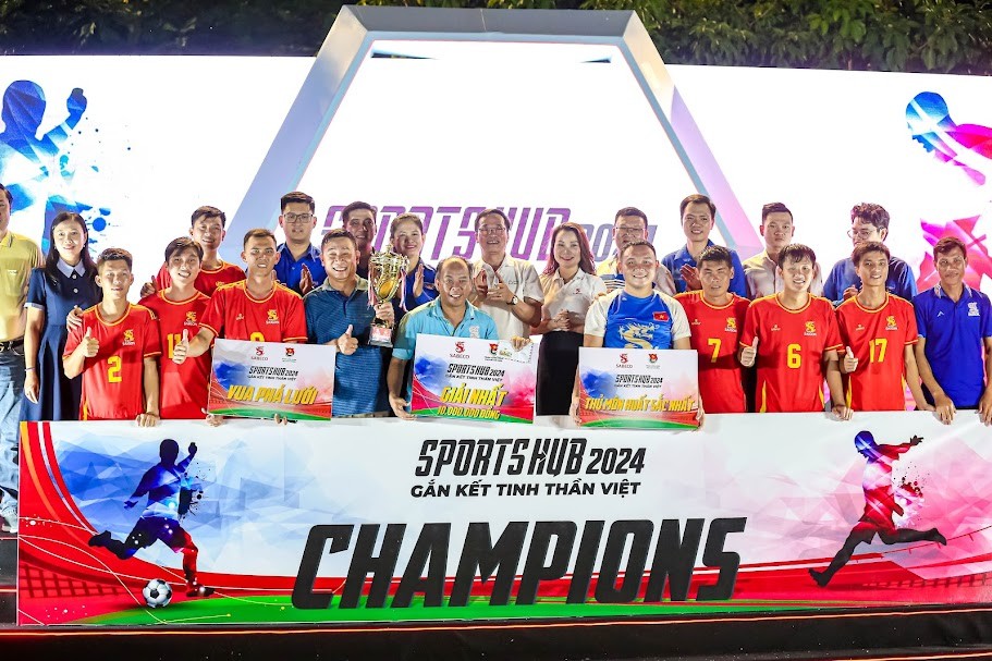 Ban tổ chức chụp hình lưu niệm cùng đội chiến thắng Ban tổ chức chụp hình lưu niệm cùng đội chiến thắng