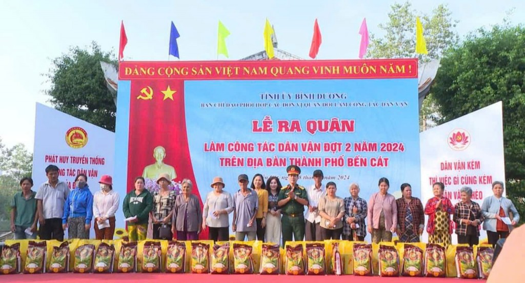 Các cơ quan, đơn vị trên địa bàn tỉnh đã tổ chức nhiều hoạt động dân vận giúp nhân dân, tạo mối quan hệ quân - dân gắn bó, nghĩa tình. 