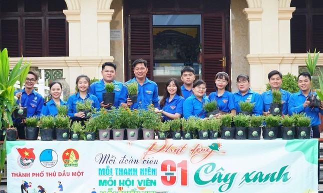 Thông điệp “Mỗi người dân trồng ít nhất một cây” (Ảnh: Hương Chi)  