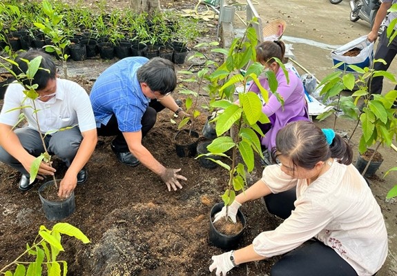 Phong trào trồng cây phủ xanh đô thị đang thu hút sự tham gia tích cực của người dân và doanh nghiệp, nhằm biến Thủ Dầu Một trở thành “Thành phố Xanh - Thân thiện” và là nơi đáng đầu tư, sinh sống và làm việc. (Ảnh: Đỗ Trí) 