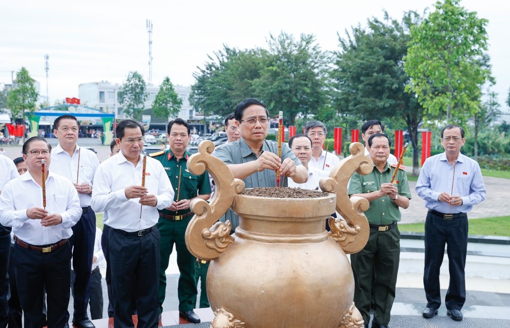 Thủ tướng dâng hương tại Khu di tích Chi bộ An Nam Cộng sản Đảng ở Cần Thơ