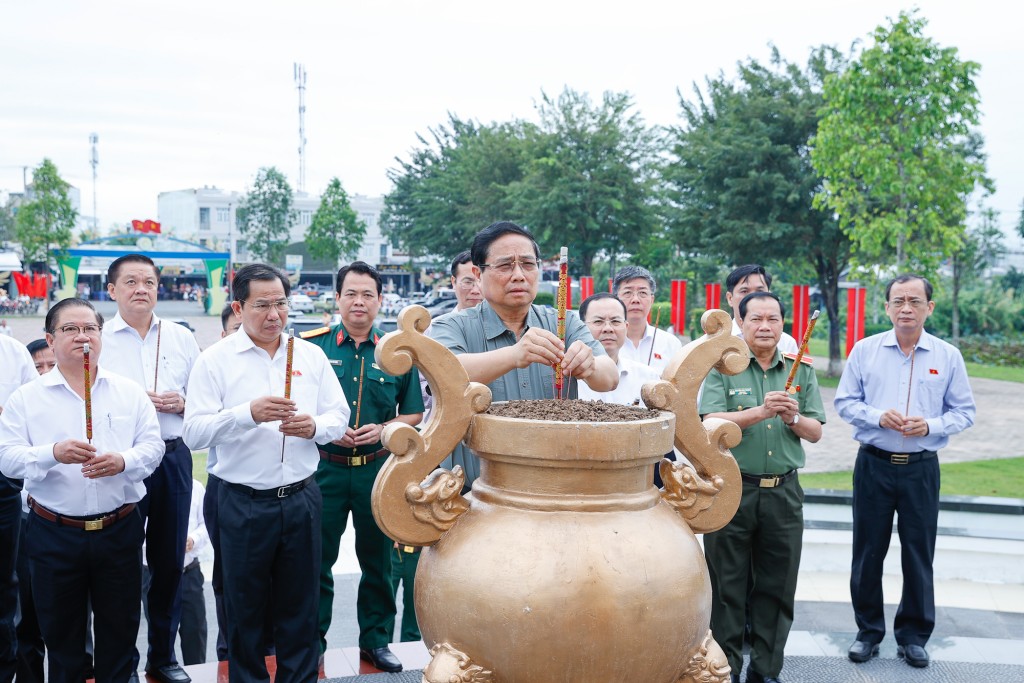 Thủ tướng Phạm Minh Chính dâng hương tại Khu di tích Chi bộ An Nam Cộng sản Đảng - Ảnh: VGP/Nhật Bắc