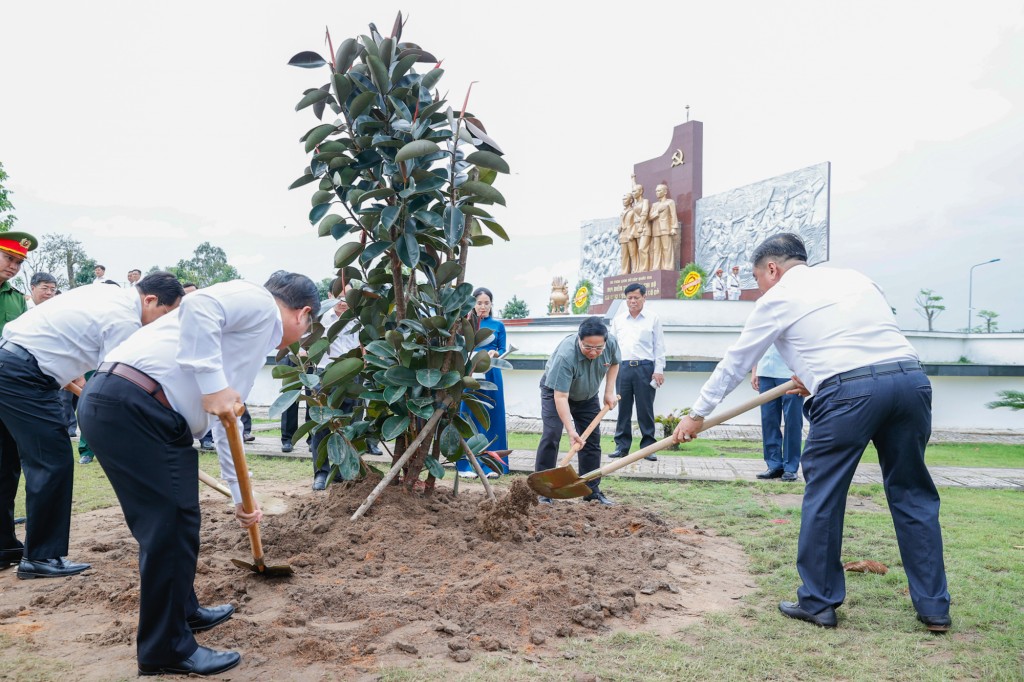 Thủ tướng Phạm Minh Chính trồng cây lưu niệm tại Khu di tích Chi bộ An Nam Cộng sản Đảng - Ảnh: VGP/Nhật Bắc