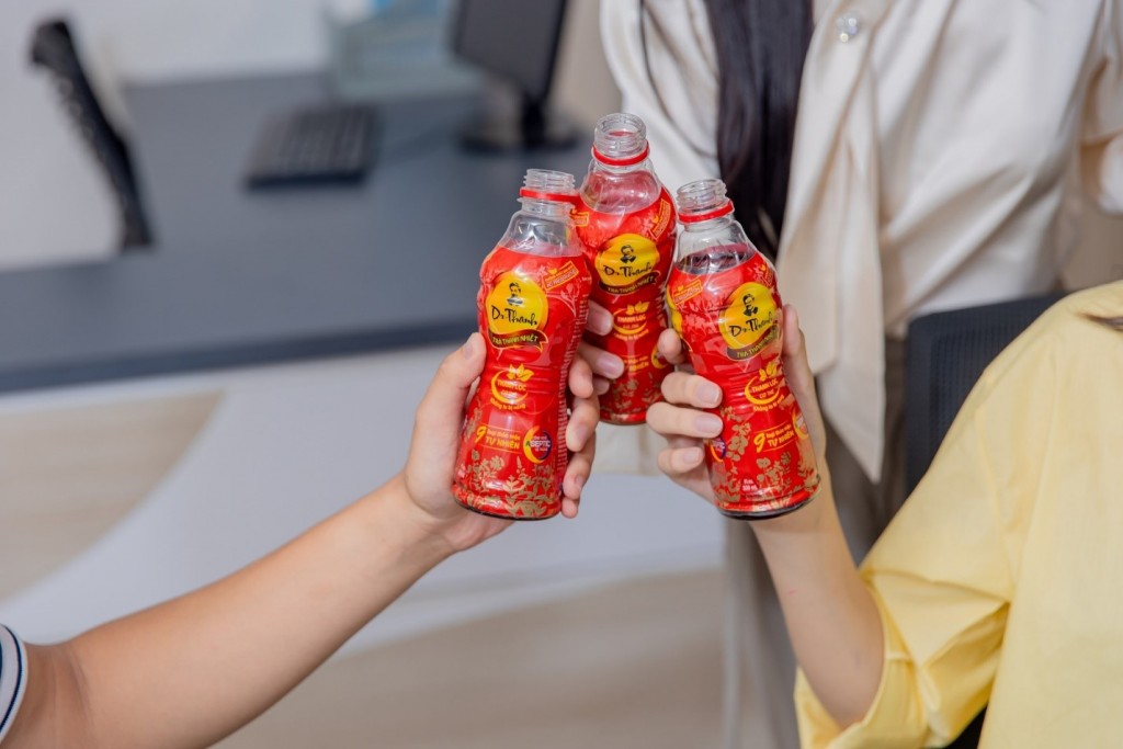 Ăn lót dạ hoặc uống chai Trà Dr Thanh trước khi nhập tiệc là cách hiệu quả giúp xua tan cơn nóng trong người trước ảnh hưởng từ bia rượu, đồ ăn cay nóng.