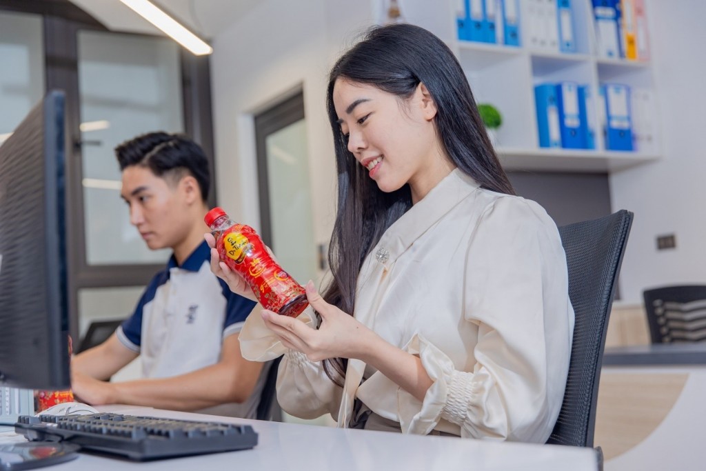 Được chiết xuất từ 9 loại thảo mộc tự nhiên, Trà Dr Thanh là thức uống yêu thích của người trẻ giúp thanh lọc cơ thể để luôn tươi mát mỗi ngày