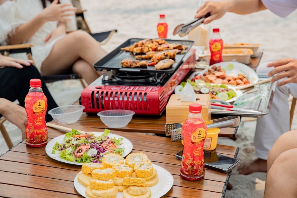 Những bàn tiệc ngày cuối năm luôn đầy ắp đồ nướng, thức ăn cay nóng, chiên xào nhiều dầu mỡ dễ gây nóng trong người.
