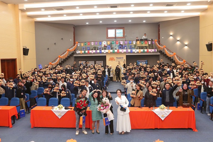 Các diễn giả và học sinh chụp ảnh lưu niệm tại chương trình Các diễn giả và học sinh chụp ảnh lưu niệm tại chương trình